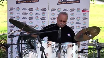 Mersin 60 yaşındaki baterist, rekor denemesi için çalıyor