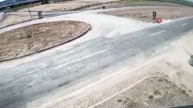 Afyonkarahisar’da trafik kazası: 2 ölü, 1 ağır yaralı...Kaza anları kamerada