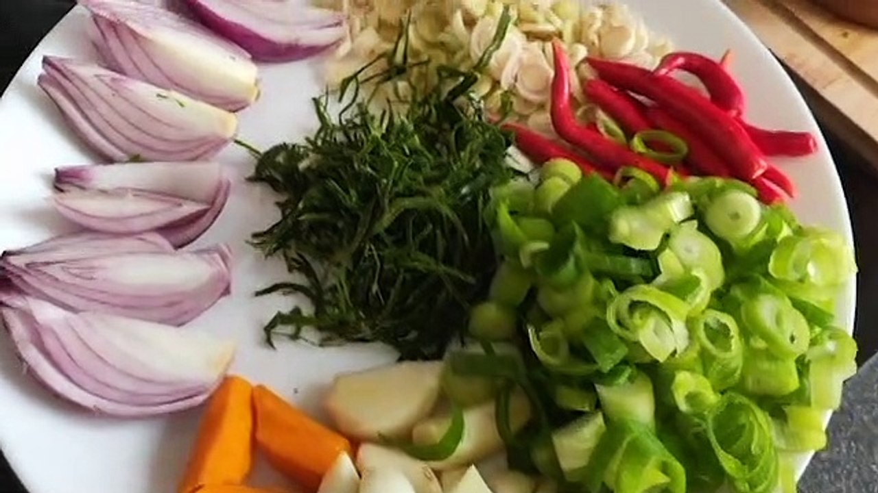 WHY THESE THAI SAUSAGES ARE THE MOST DELICIOUS  (Episode 4 @SpicyThaiNoodles)