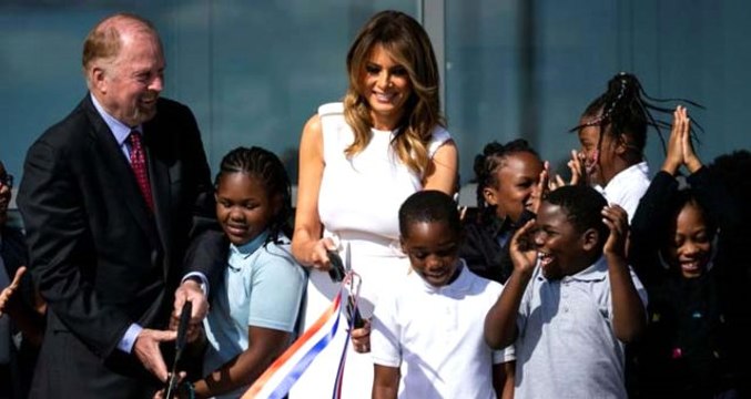 Washington Anıtı'nın açılışına katılan Melanie Trump kurdeleyi bir türlü kesemedi