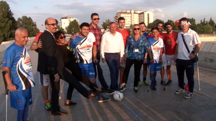 Dünyanın en eski köprüsünün üzerinde futbol heyecanı