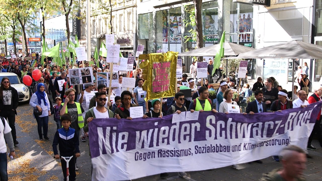 Demonstration gegen Schwarz - Blau