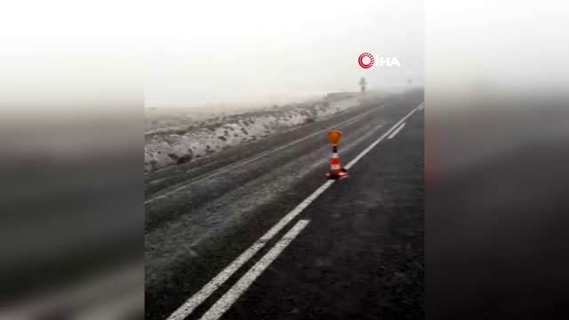 Ardahan'ın yüksek kesimlerine kar yağdı