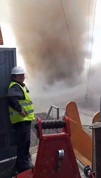 Cette tornade frôle un forage de pétrole !