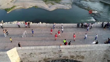 Dünyanın en eski köprüsünün üzerinde futbol heyecanı