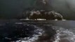 Des touristes en bateau fuient l'éruption du volcan Stromboli.
