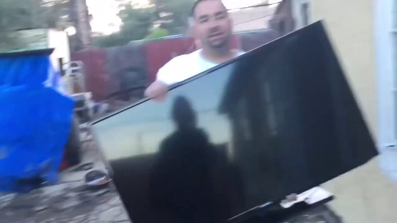 Il offre une TV écran plat à sa femme... Enfin presque. Télé cassée
