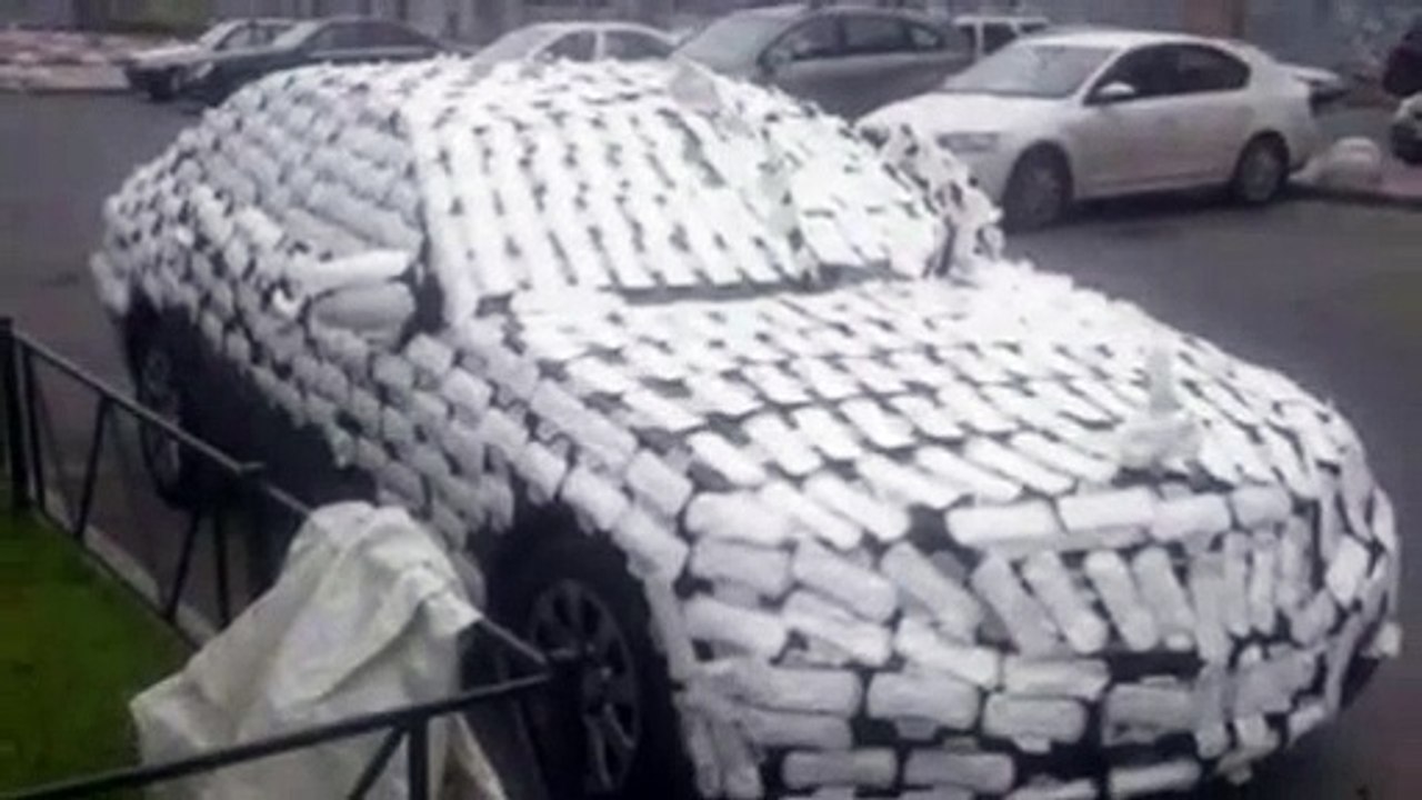 La blague qu'ils ont fait à leur ami est tellement drôle.