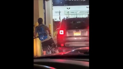 Un homme ivre veut à tout prix commander à manger au drive