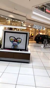 Un fou rentre en voiture dans un centre commercial aux USA