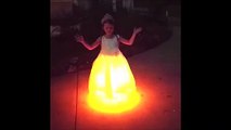 Cette fillette est prête pour Halloween... Robe de princesse qui s'illumine et change de couleur