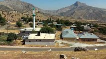 PKK'nın katlettiği yakınlarını Türk bayrağı asarak anıyor