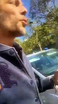 Regardez l'un des leaders des Gilets Jaunes, Thierry-Paul Valette embarqué de force par la police alors qu'il est en direct sur Facebook