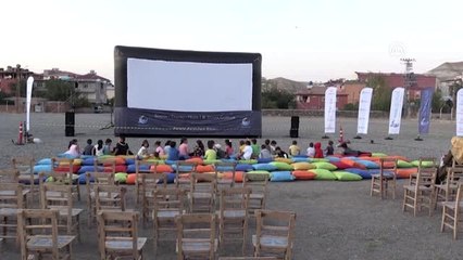 Tuzluca'da köy çocukları ilk kez açık havada sinema izledi