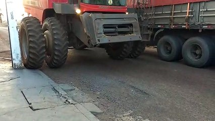 Internauta reclama de maquinário que teria danificado calçada na Região Oeste