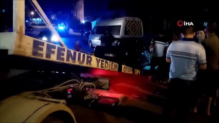 Otomobil park halindeki öğrenci servisine çarptı: 2 yaralı