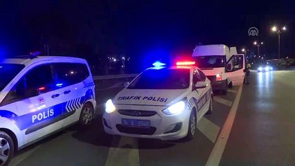 Kamyonette saklanan düzensiz göçmenler yakalanacaklarını anlayınca kaçtı