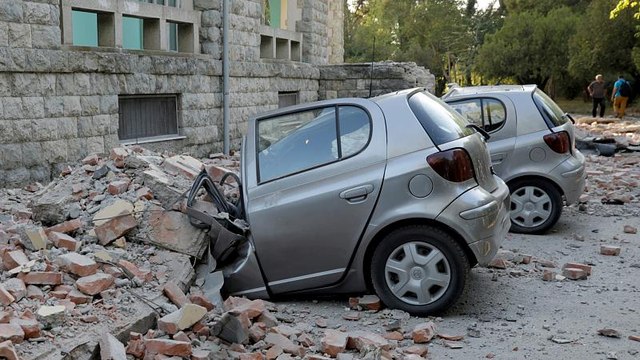 Miles de albaneses pasan la noche al raso tras el terremoto