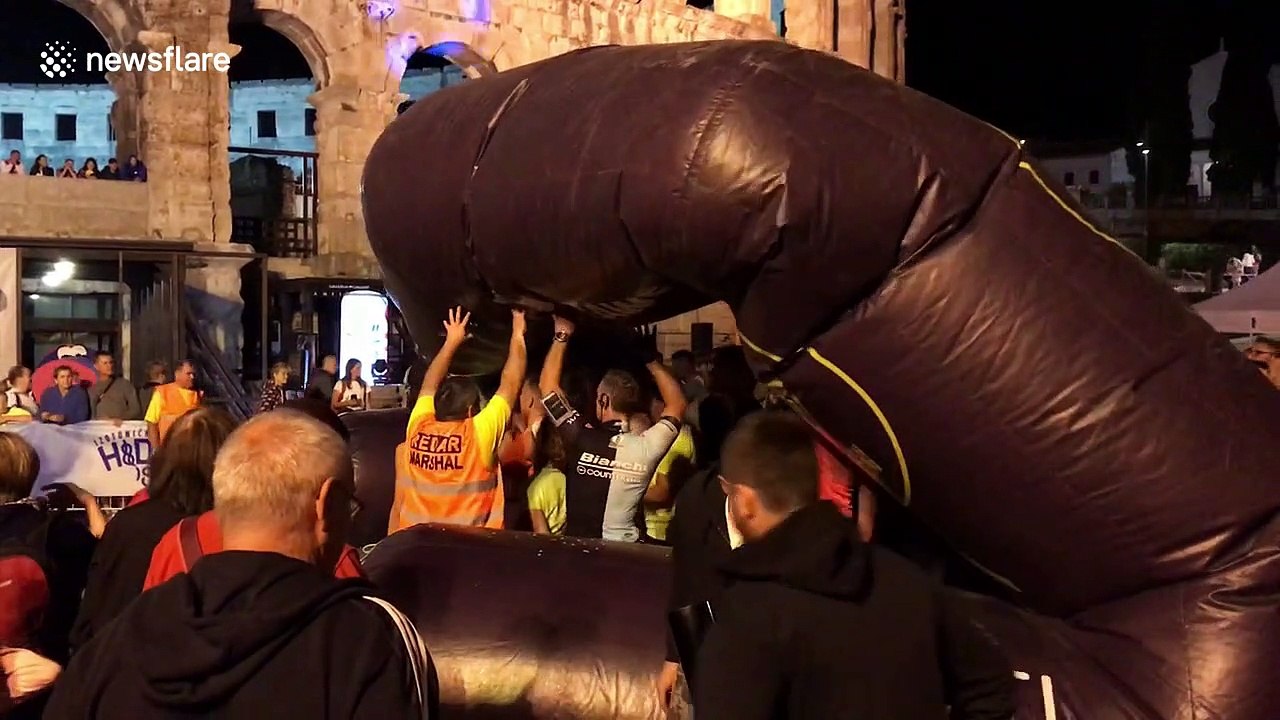 What a let down! Start line arch collapses at Croatian 10K run