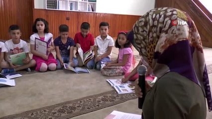 Çocuklar camiye koşarak gidiyor