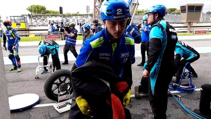 Passage au stand d’Etienne Masson avec Vincent Philippe qui est prêt, mais qui laisse partir son équipier pour un double relais