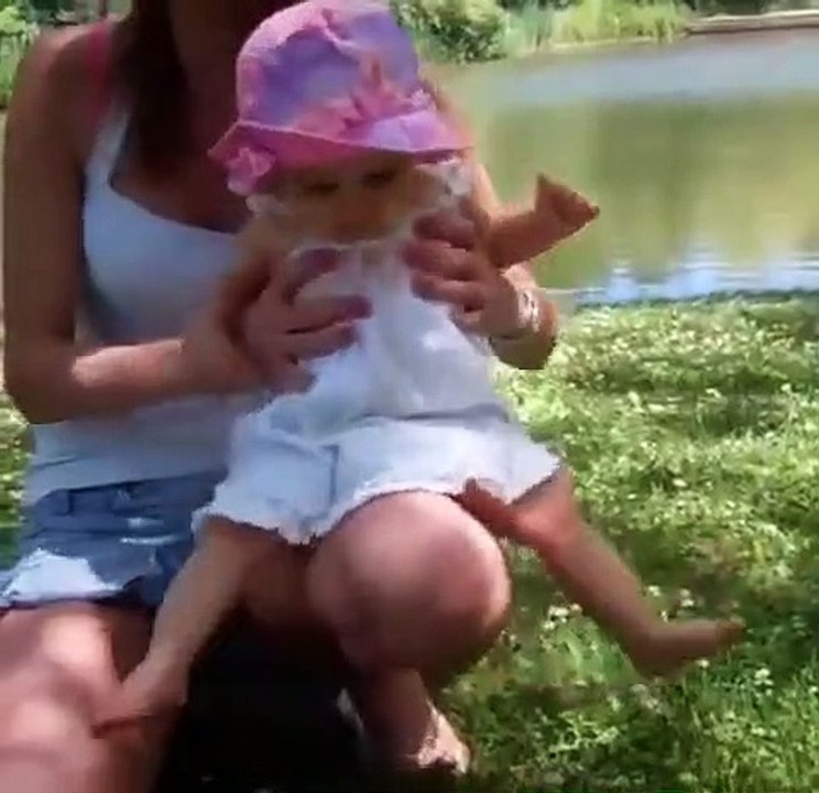 Bebeklerin yere basma korkusundan oluşan tatlı bir derleme