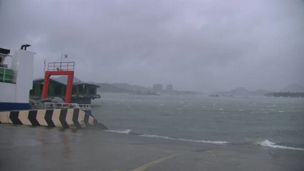 전남 여수 초속 40m 강풍...비바람 최고조 / YTN