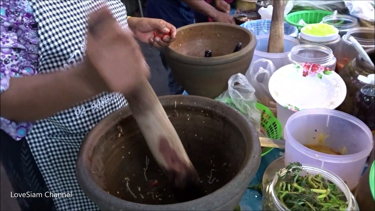 Thai Esaan papaya salad - Som tam - Thai Esaan food