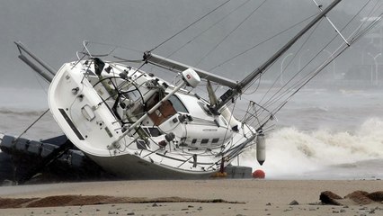 울산, 강풍에 요트 2척 해수욕장에 좌초 / YTN