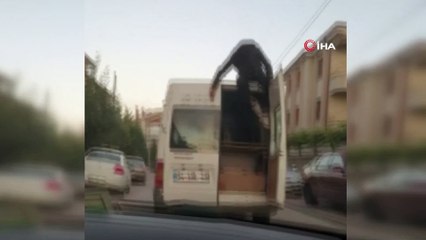 Eşya taşınan minibüsün açık kapısında ölümüne yolculuk