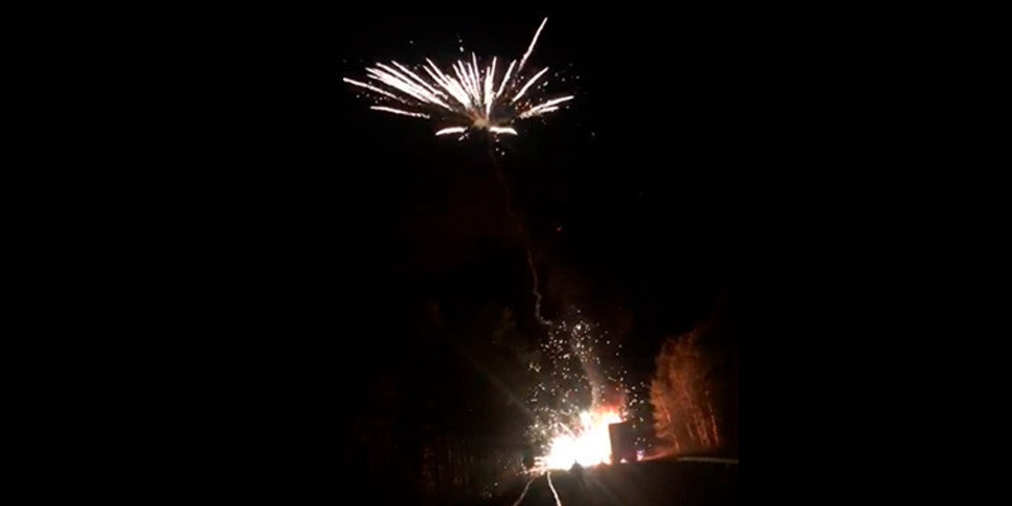 Un camión completamente cargado de fuegos artificiales estalla y se "monta una falla estupenda"
