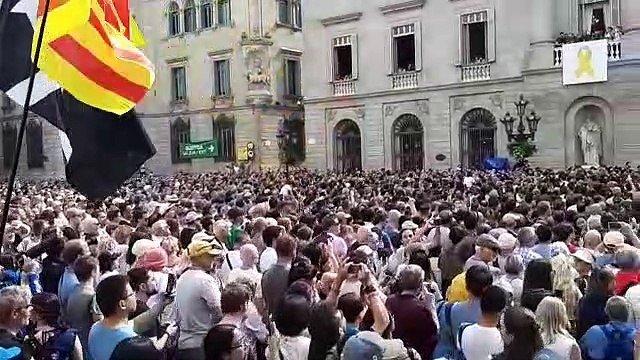 Sant Jaume recorda els presos polítics durant els castells de la Mercè