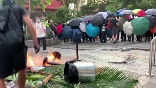 - Hong Kong'da göstericiler AVM'yi bastı