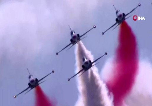 Solo Türk ve Türk Yıldızları'ndan nefes kesen gösteri