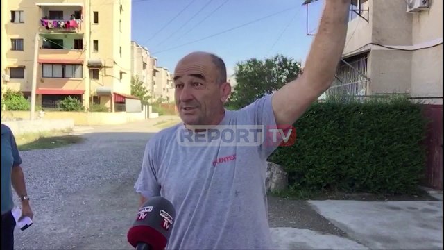 Report TV - Tërmeti dëmton dy pallate në Elbasan/ Banorët kalojnë natën jashtë