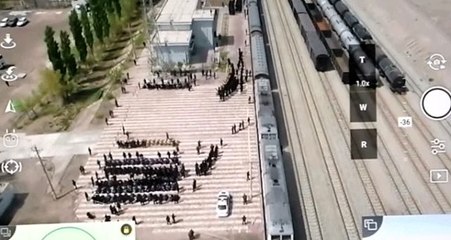 Çin polisinin, çok sayıda Müslüman mahkumu zincirlere bağlı bir şekilde eğitim kamplarına götürdüğü yeni görüntüleri ortaya çıktı