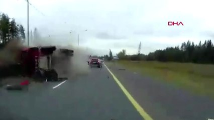 Rusya'da kamyon karşı şeride uçtu