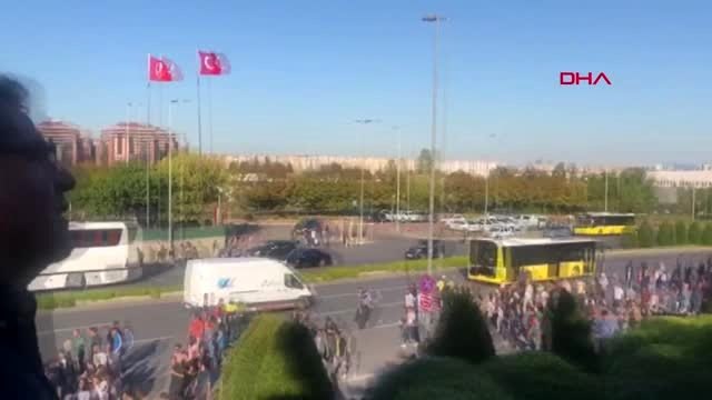 Havalimanı metro seferleri durduruldu, vatandaşlar yollara döküldü