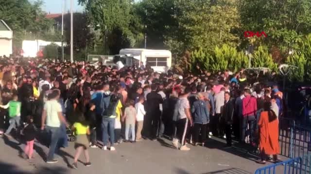 Havalimanı metro seferleri durduruldu, vatandaşlar yollara döküldü