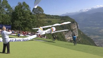 video: Fransız Alpleri'nde kostümlü yamaç paraşütü
