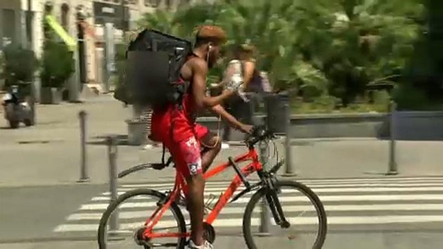 Livreurs de repas et sans-papiers : le sort des travailleurs numériques