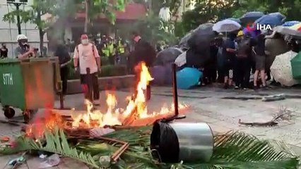 Hong Kong’da göstericiler AVM’yi bastı