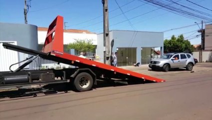 Duster derruba pilar de portão após colisão com Azera