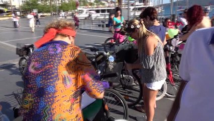 Marmaris'te süslü kadınlar sürdürülebilir ulaşım için pedal çevirdi