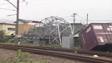 태풍 '타파, 日 서남부 강타...철탑 쓰러지고 차량 전복 / YTN