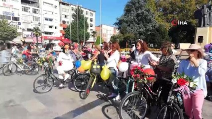 Kadınlar süslenip bisiklet turuna katıldı