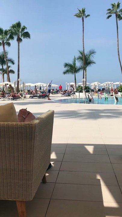 Ce touriste fait le cours d'aérobic de son fauteuil au bord de la piscine !