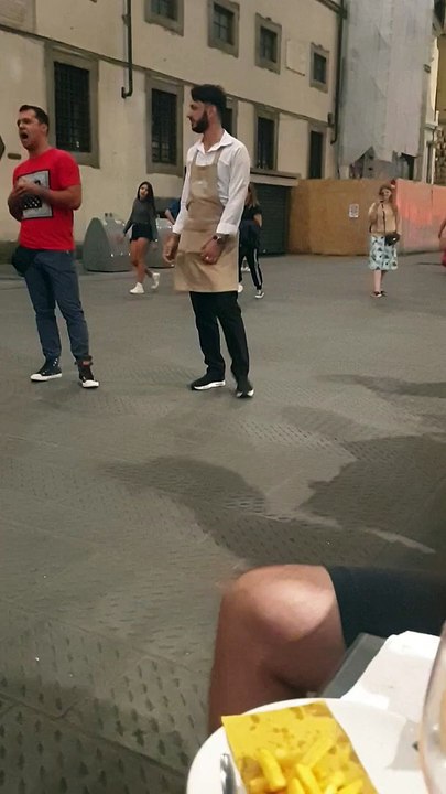 Le serveur du restaurant chante de l'opéra en pleine rue !