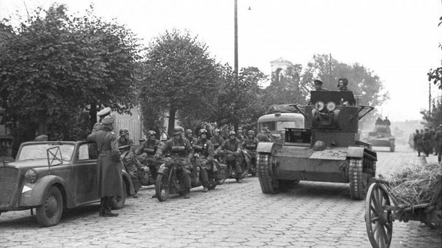 В 80-летие парада в Бресте МИД России выступил в защиту пакта Молотова-Риббентропа