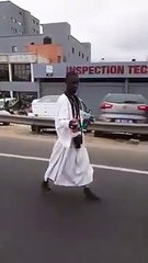ce talibé parfume les rues de Dakar